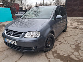 Volkswagen Touran foto 2