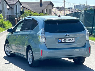 Toyota Prius v foto 6