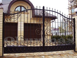 Copertine, garduri, balustrade,  porți, uși metalice, gratii și alte confecții forjate.