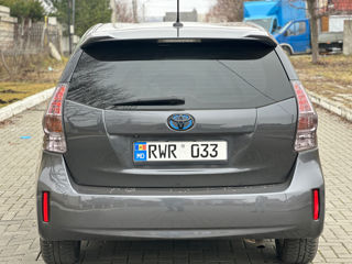 Toyota Prius v foto 5