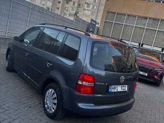 Volkswagen Touran foto 4