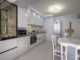 Bucătărie modernă alb lucioasă marca Rimobel foto 4