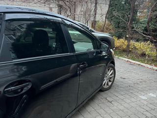 Toyota Prius v foto 5