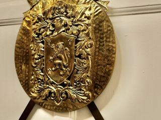Старинный бронзовый геральдический щит с безудержным львом и скрещенными мечами. foto 3