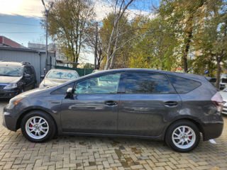 Toyota Prius v foto 13