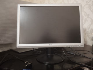 Se vinde monitor LG W1934S foto 2