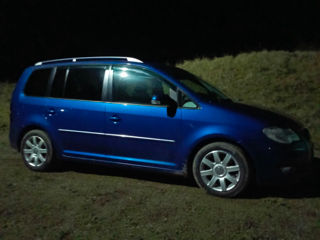 Volkswagen Touran foto 2