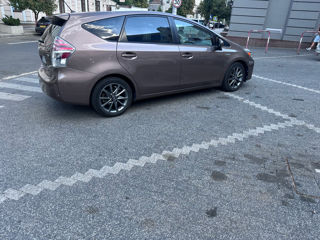 Toyota Prius v foto 3