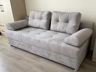 Vând canapea nouă, gri, extensibila/продам новый диван-кровать серого цвета.