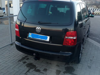 Volkswagen Touran foto 2