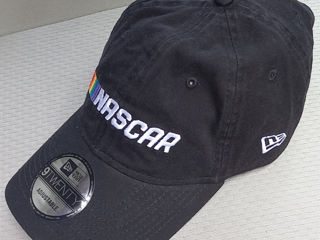 Men's New Era Black Nascar Wordmark Pride 9Twenty Adjustable Hat foto 5