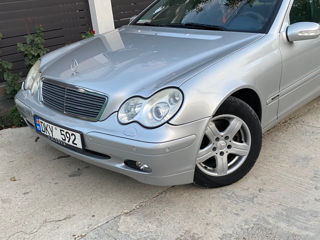 Mercedes C-Class foto 2