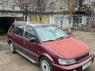 Mitsubishi Space Wagon foto 2