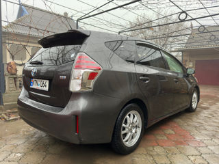 Toyota Prius v foto 3