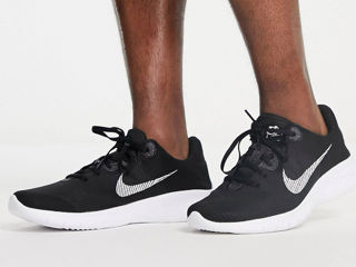 Nike Flex Experience Run 11 in Black/White foto 10