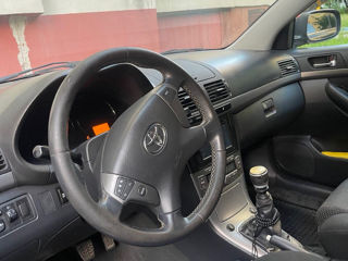 Toyota Avensis foto 8