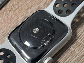 Apple Watch SE Nike Version - Cracked Glass