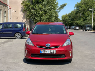 Toyota Prius v foto 2