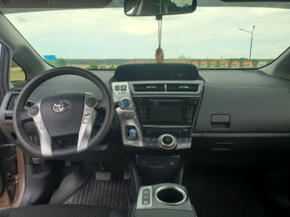 Toyota Prius v foto 4