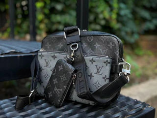 Vând borsetă Louis Vuitton foto 6