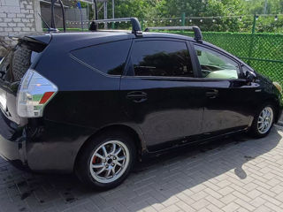 Toyota Prius v foto 5