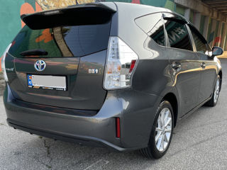 Toyota Prius v foto 10