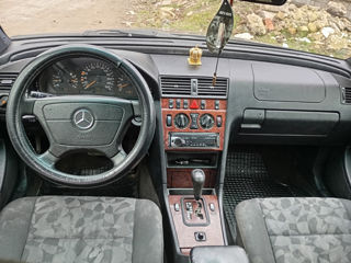 Mercedes C-Class foto 2