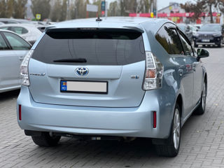 Toyota Prius v foto 3