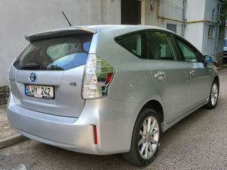 Toyota Prius v foto 3