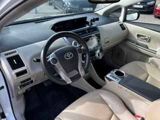Toyota Prius v foto 6