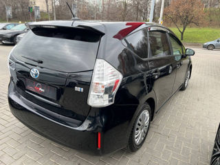 Toyota Prius v foto 3