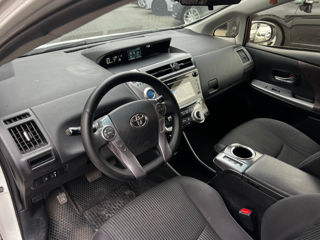 Toyota Prius v foto 11