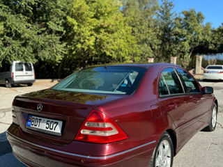 Mercedes C-Class foto 2