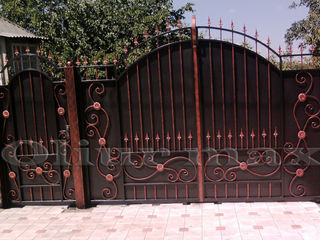 Porți, copertine,  garduri, balustrade,gratii, uși metalice,alte confecții din fier forjat.