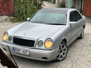 Mercedes E-Class foto 1