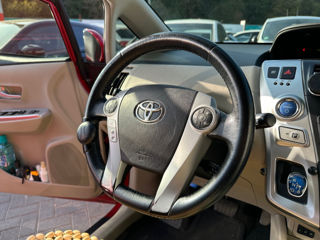 Toyota Prius v foto 11