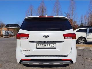 KIA Carnival foto 2