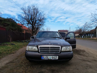 Mercedes C-Class foto 2