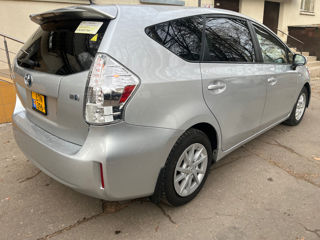 Toyota Prius v foto 3