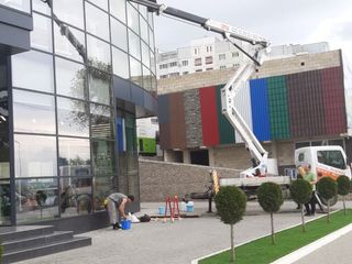 Spălarea geamurilor, vitrine, fațade, bonduri. Instalare banere -servicii Autoturn. foto 16