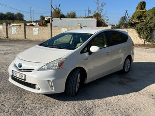 Toyota Prius v foto 2