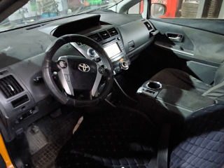 Toyota Prius v foto 5