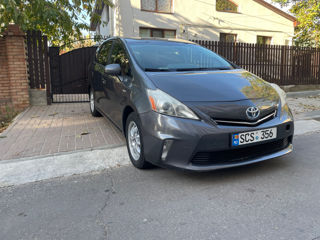 Toyota Prius v foto 1