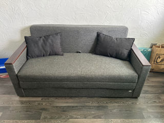 Se vinde urgent sofa în stare foarte buna !