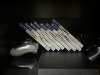 Vand Playstation 4 + 2 Joystickuri +cd-uri