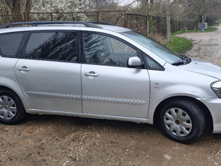 Toyota Avensis Verso фото 0