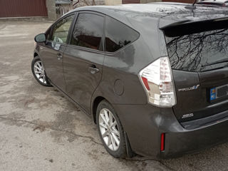 Toyota Prius v foto 8