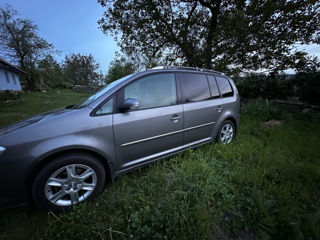 Volkswagen Touran foto 1