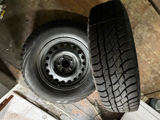 Две новые зимние шины 205/75 R15 с дисками (мерседес w124) (6J*15H2)