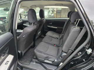 Toyota Prius v foto 5